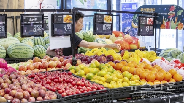 식품은 2.9% 상승했다. 신선 과일이 20% 올랐고 식용유도 5% 올랐다. 중국인 식탁에서 빼놓을 수 없는 돼지고기는 양돈기업의 출하 억제 등으로 하락률이 6.0%로 5월 21.1%에서 줄었다. 연료는 가솔린이나 경유가 30% 이상 상승했다./ 사진 : 중국 차이나글로벌 네트워크 캡처