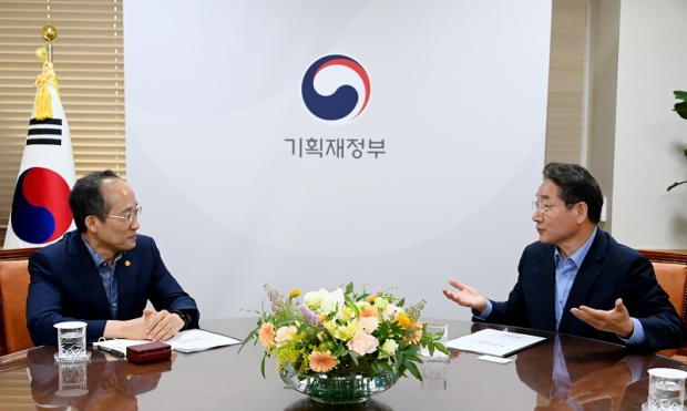 왼쪽부터 추경호 경제부총리, 유정복 인천시장