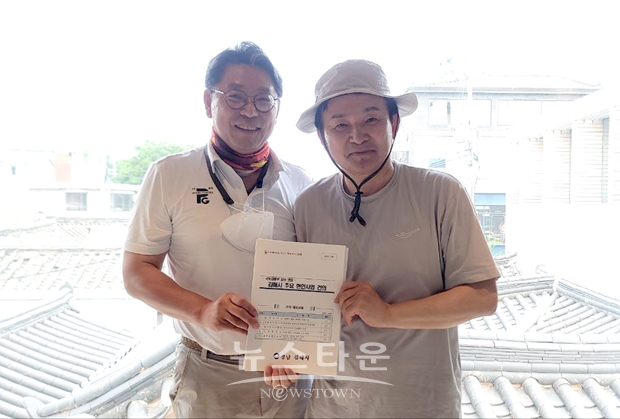 지난 7월 10일 홍태용 김해시장(사진/좌측)은 서울을 방문해 원희룡 국토교통부 장관(사진/우측)과 함께 청와대 인근지역과 한옥마을 등을 돌아보며 국토부 관련 김해시 현안사업에 대해 설명하고 적극적인 지원을 건의했다.