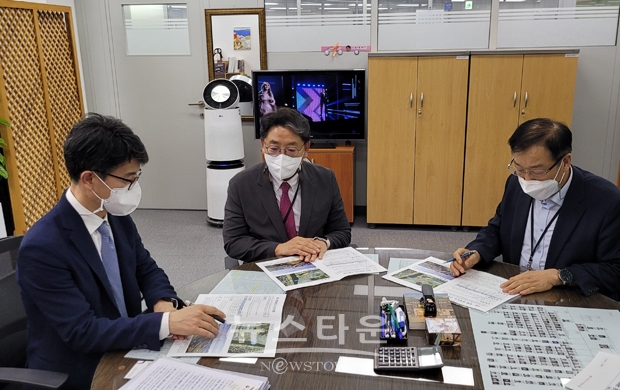 7월 13일 홍태용 김해시장이 기획재정부를 방문, 김완섭 예산실장, 김장훈 총사업비관리과장을 차례로 만나 2023년 김해시 주요 국비사업에 대해 설명하고 국비예산의 적극적 지원을 요청했다.
