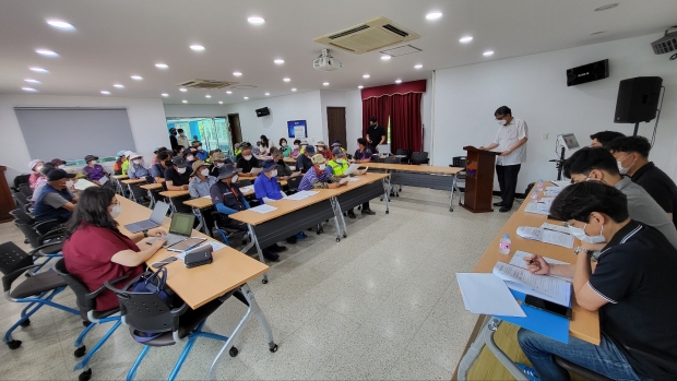 해상풍력발전단지 조성을 위해 지난 12일 자월도, 승봉도, 소이작도에서 차례로 진행된 제2차 숙의경청회에서 인천시와 주민들이 대화를 나누고 있다.