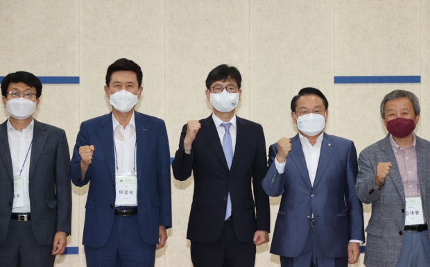좌측부터 우항수 울산TP 단장, 이강덕 포항시장, 김종덕 한국해양수산개발원장, 안병길 국회의원, 김대환 국제전기자동차엑스포 위원장