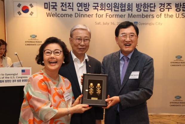 주낙영 경주시장이 지난 16일 오후 경주 힐튼호텔에서 前 미국 연방 상·하원의원 방문단을 만나 간담회를 갖고 있다.