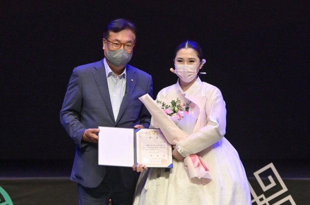 대상을 차지한 신정예 씨