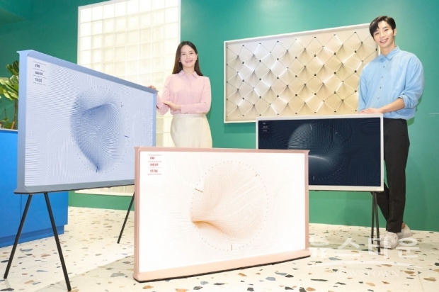 삼성전자 모델이 라이프스타일 TV ‘더 세리프’를 소개하고 있는 모습. ‘더 세리프’는 이번에 새로 출시하는 블라썸 핑크를 포함해 클라우드 화이트, 코튼 블루까지 3가지 색상으로 판매된다. / 사진 : 삼성전자
