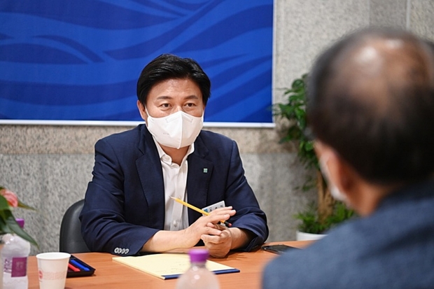 시민의 애로사항을 경청하고 있는 조용익 시장