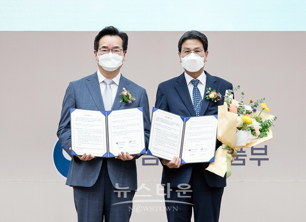 지난 7월 15일 세종컨벤션센터에서 진행된 협약식에는 정환근 농식품부 장관(사진/좌측)과 김돈곤 청양군수(사진/우측)를 비롯해 지난해 농촌협약 대상 지자체로 선정된 20개 지자체장이 참석, 향후 본격 추진할 대상 사업과 연계사업에 대한 추진 의지를 다졌다.