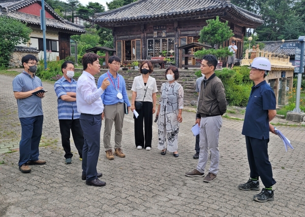 김호진 경주부시장이 신라금속공예지국 조성현장과 민속공예촌을 지난 13일 찾아 추진현황을 점검하고 상인들의 애로사항을 경청하고 있다.