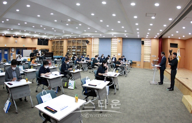 김돈곤 청양군수는 충남 산림자원연구소 등 기관 유치, 차별화된 귀농·귀촌 정책에 따른 외지인 유입, 사회적경제 기반의 청년층 유입과 일자리 제공, 지방소멸대응기금 확보, 고향사랑기부제 적극 활용 등을 구체적 방안으로 내놨다.