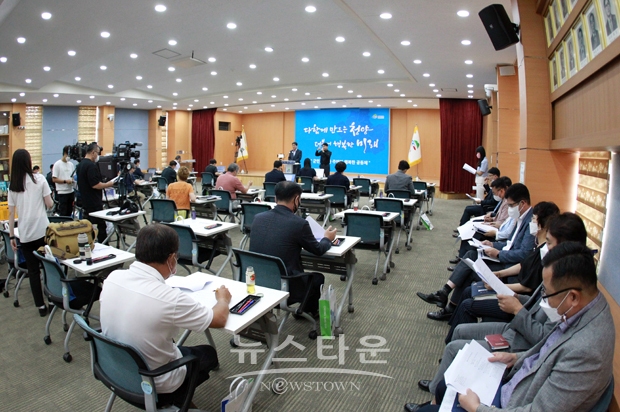 김돈곤 청양군수는 “민선 8기 군민 삶의 질 향상을 위해 많은 것을 준비하고 있다”면서 전 마을 이장 무료 건강검진, 노인회장과 새마을지도자 수당 지급, 청년·신혼부부 공공주택 건립, 문화예술재단 설립 등을 약속했다.