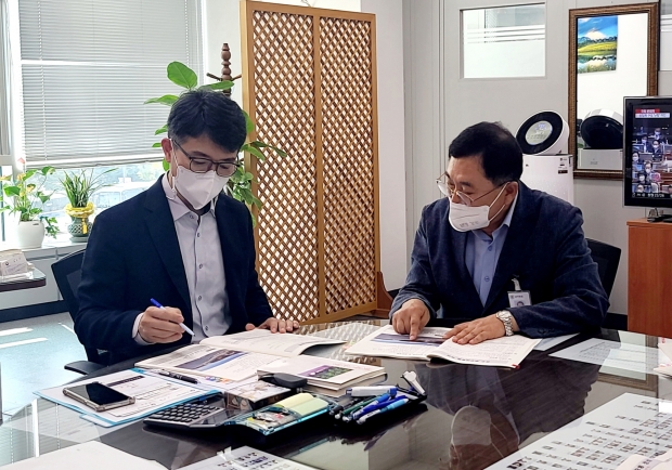 주낙영 경주시장이 20일 김완섭 기획재정부 예산실장을 만나 경주시가 사활을 걸고 추진 중인 주요 현안 사업의 국비 반영을 요청하고 있다.