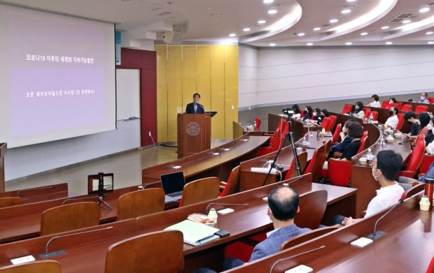 오준 전 주UN대한민국대표부 대사가 동국대 WISE(와이즈)캠퍼스 원효관에서 특별강연을 하고 있다.