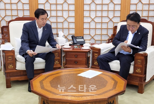 조길형 충주시장(사진/좌측)이 7월 21일 충북도청을 방문해 김영환 도지사(사진/우측)와 면담을 갖고 국가정원 조성 등 지역 주요 현안을 건의했다. 조 시장은 각 사업의 당위성과 필요성을 설명하며 충북도의 적극적인 지원을 요청했다.