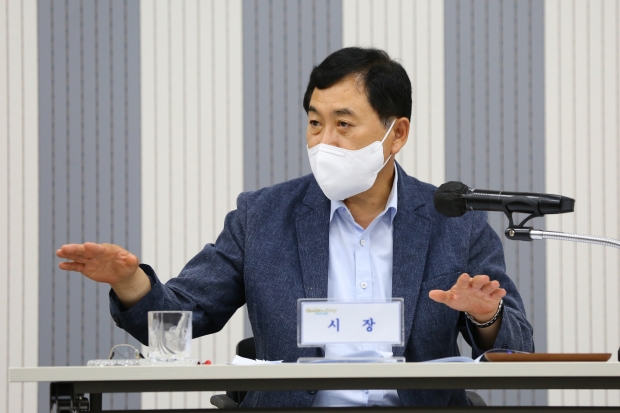 주낙영 경주시장이 지난 13일 민선8기 첫 읍·면·동장회의를 주재하고, 관계 공무원들에게 “서민생활부터 챙겨 달라”고 주문하고 있다