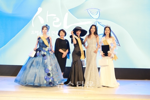왼쪽부터 탤런트상 김윤희, 지앤지뷰티플러스 정시영 대표, 포토제닉상 권미정, 심사위원 겸 시상자 이선율 박사, 모델상 조경령(사진제공 이경구 작가)