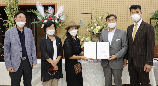 K－ROSE 경진대회′ 대상 수상(정수영 경기도장미연구연합회 회장， 최미용 기술보급국장， 김자은 씨－대상수상자， 김석철 경기도농업기.J