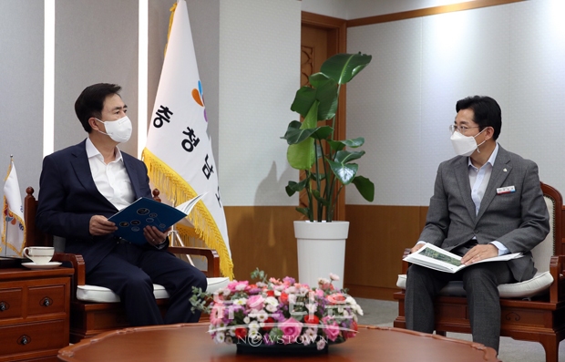 박경귀 아산시장(사진/우측)이 지난 7월 28일 김태흠 충남도지사(사진/좌측)와 만나 지역 주요 현안을 설명하고 도의 적극적인 지원과 협조를 건의했다.
