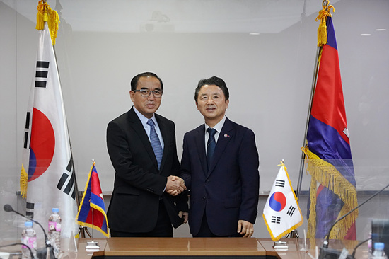 한국 산림청장(오른쪽)과 캄보디아 농수산부 장관(사진=산림청)