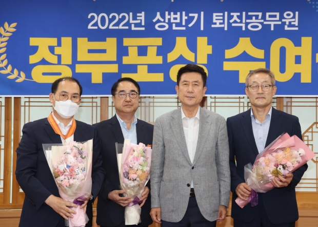 왼쪽부터 김종식(홍조근정훈장), 김극한(녹조근정훈장), 이강덕 포항시장, 도성현(녹조근정훈장)