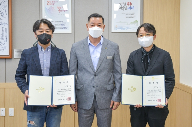 사진 왼쪽부터 김태욱 감독, 최원철 시장, 서재형 연출