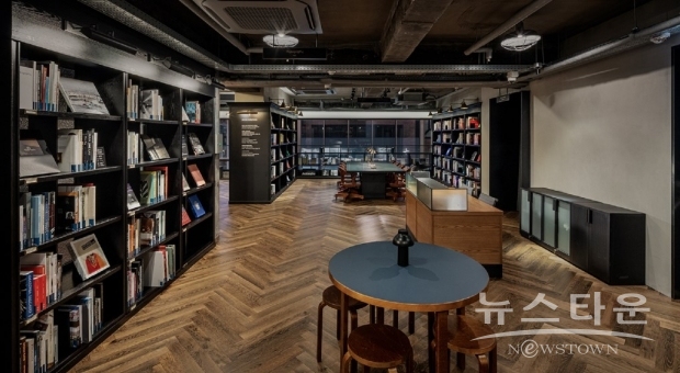 현대카드의 다섯번째 라이브러리 ‘현대카드 아트 라이브러리(Art Library)’가 문을 연다.현대카드는 오는 9일 서울 이태원에 ‘컨템포러리 아트(contemporary art)’를 주제로 한 다양한 서적과 자료를 한데 모은 ‘현대카드 아트 라이브러리’를 선보인다고 8일 밝혔다. 지난 2017년 ’현대카드 쿠킹 라이브러리’를 만든 이후 5년 만이다.