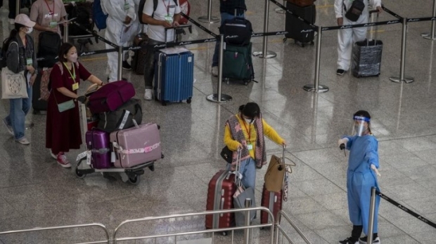 홍콩의 국제공항 내 관광객들이 줄을 지어 서 있다 / 사진 : RTS뉴스 비디오 캡처