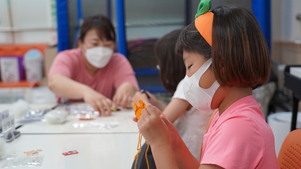 인천 서구 다함께돌봄선테 2호점을 이용하는 최은우(9) 양이 펠트 열쇠고리 만들기를 하고 있다.