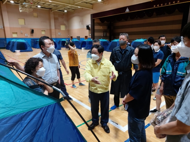 주광덕 남양주시장 상습침수지역 점검...근본적 대책 주문(사진1)퇴계원 고등학교 체육관에 마련된 임시대피소에서 주민들과 이야기를 나누는 주광덕 남양주시장.