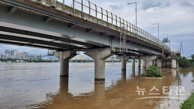 사진 : 홍수 뒤의 서울 광나루 일대 한강