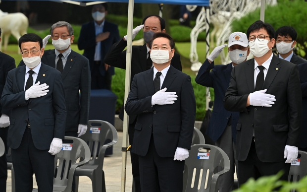 유정복 인천광역시장이 15일 제77주년 광복절을 맞아 수봉공원 현충탑에서 국민의례를 하고 있다.