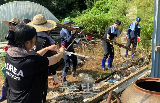 충남도립대학교 교직원이 8월 18일 오전 집중호우로 피해를 입은 청양군 농가를 찾아 찾아 토사를 치우고, 농작물을 운반하는 작업에 힘을 보탰다.
