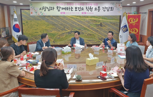 지난 17일 주낙영 경주시장이 보건행정 최일선에서 노력하고 있는 공무원들과 햄버거를 함께 먹으며 자유로운 소통을 나누고 있다.