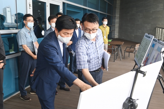 조용익 부천시장이 부천영상문화산업단지에서 복합개발사업 전반에 대한 브리핑을 받고 있다