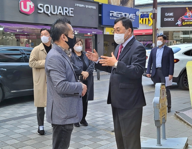 지난해 11월 주낙영(사진 우측) 경주시장이 정용하 경주중심상가시장상인회장과 함께 중심상가를 둘러보며 대화를 나누고 있는 모습.