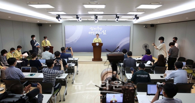 충남 부여·청양지역이 특별재난지역으로 우선 선포됐다. 이에 김태흠 충남도지사는 8월 22일 도청 프레스센터에서 기자회견을 열고 피해 응급복구를 신속히 마무리하고, 항구적인 복구 대책을 마련해 추진하겠다고 밝혔다.