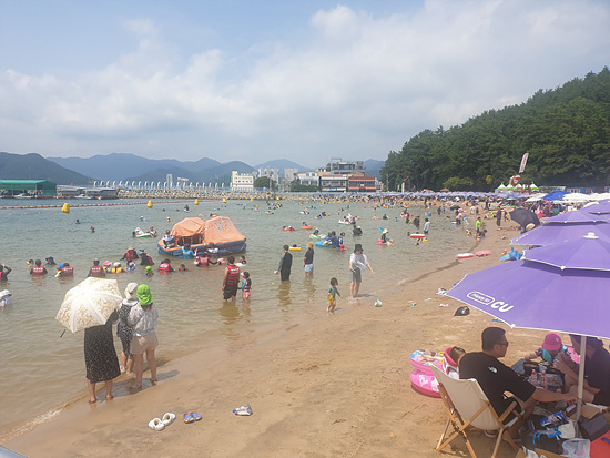 창원광암해수욕장이 2018 재개장 이래 최대인원이 다녀갔다(사진=창원시)