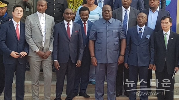 "DR콩고 렘바임부 정수장 건설공사"는 수도 킨샤사(Kinshasa) 남동부 렘바임부 일대에 하루 3만 5천 톤의 물을 처리하는 정수장과 29km에 이르는 송/배수관을 건설하는 사업으로 통수식 거행   / 사진 : 현대엔지니어링