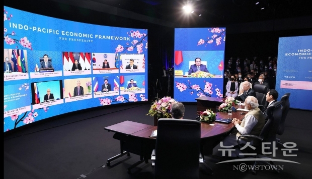 지낭 5월 일본을 방문 중인 조 바이든 미국 대통령이 기시다 후미오 일본총리와 함께 IPEF  온라인 회합을 하고 있다 / 사진 : 위키피이다