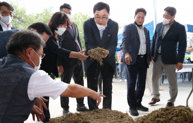 주낙영 시장이 24일 천북면 오야에서 진행된 열풍 건조 시스템 현장시연회에 참여해 시스템 전반에 대해 설명을 듣고 있다.