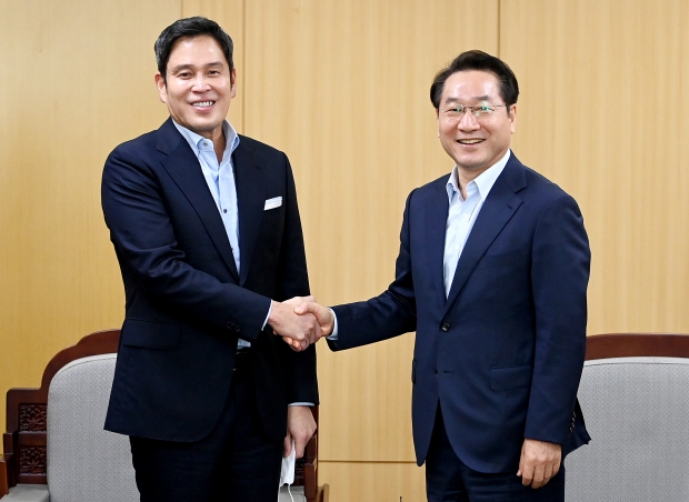 8월 24일 시청 접견실에서 유정복 인천시장과 신세계그룹 정용진 부회장이 만나 스타필드청라 건립사업과 연계한 돔구장 건립과 서울7호선 전철역 추가 신설에 대해 적극 협력하기로 했다.