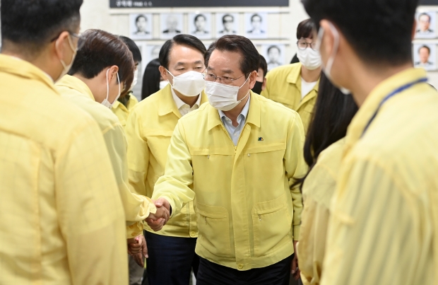 유정복 인천광역시장이 24일 동구청에서 2022 을지연습 참가자들을 격려하고 있다.