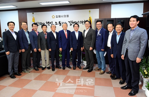 김해시의회가 8월 25일 의장실에서 역대 의장들을 초청해 지방자치 발전을 위한 소통 간담회를 가졌다. 역대 의장들은 지역 주요 현안 등을 청취하고 앞으로 제9대 김해시의회가 나아가야 할 방향과 발전 방안에 대해 다양한 의견을 나눴다.