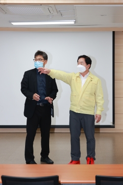 진건도서관에서 관계 공무원에게 이야기하고 있는 주광덕 남양주시장