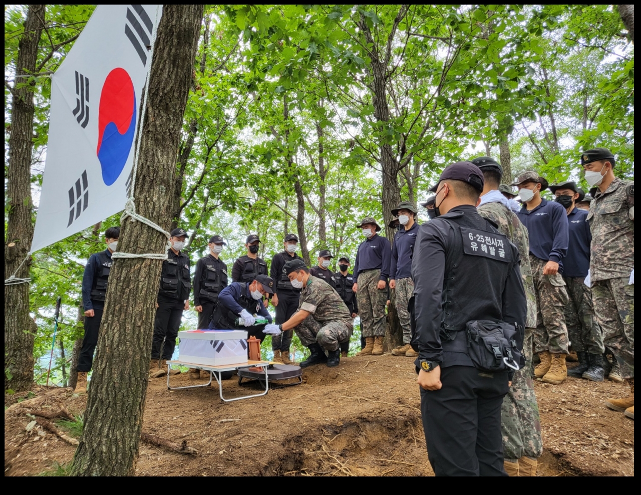 이번 유해발굴 작전간 발견한 유해를 수습하여 발굴지에서 약식제례를 진행하고 있다.