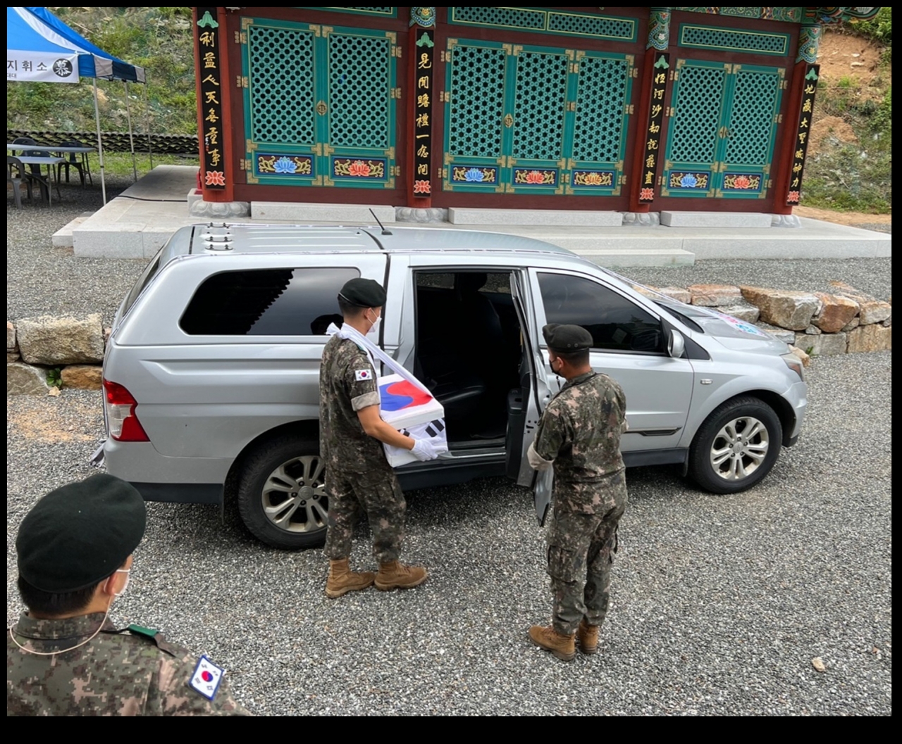 36사단 독수리여단 장병들이 오원리에서 무더운 기온과 빈번하게 내리는 빗줄기 등 악기상 속에서 이를 견디며 6ㆍ25 전사자 유해발굴 작전 수행
