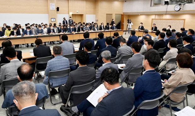 유정복 인천광역시장이 29일 시청 대회의실에서 열린 '2022년 9월 확대간부회의'에서 민선8기 시정철학을 공유하고 있다.