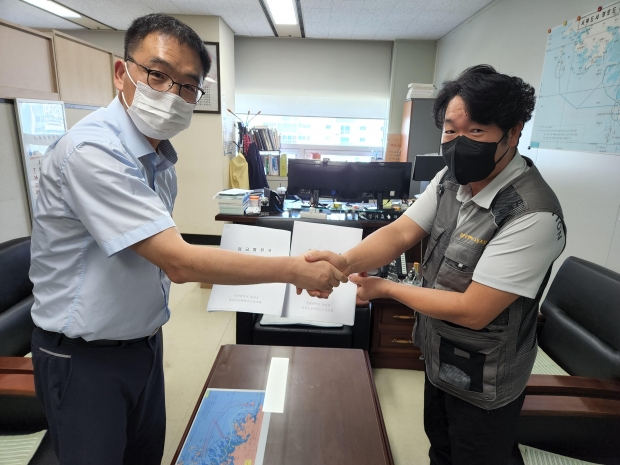 옹진군 경제교통과장 임상훈(좌) 옹진군 공영버스 노동조합 위원장 이종성(우)