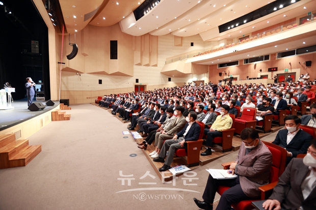 김태흠 충남도지사는 청양문예회관에서 열린 군민과의 대화에서 자연치유센터 유치, 칠갑산도립공원의 국립공원 승격, 청양일반산업단지 조성, 충남형 농촌 리브투게더 등을 제시했다.