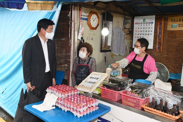 부천조공시장에 방문한 조용익 시장이 상인들의 애로사항을 경청하고 있다