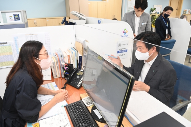 조용익 시장이 부천일자리센터에 방문하여 고용시장에 대한 이야기를 나누고 있다
